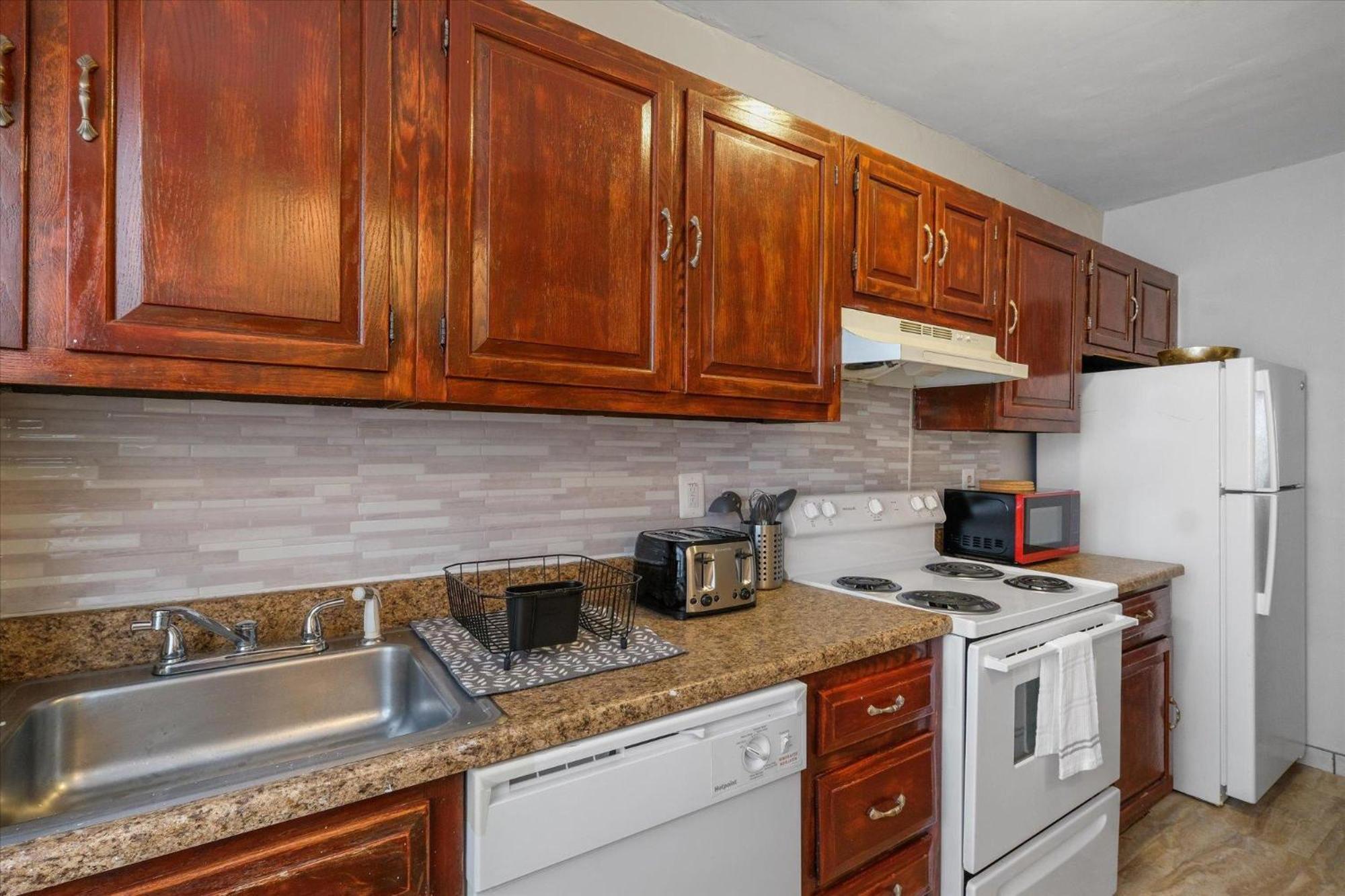 Spacious 3br In Center Apartment *