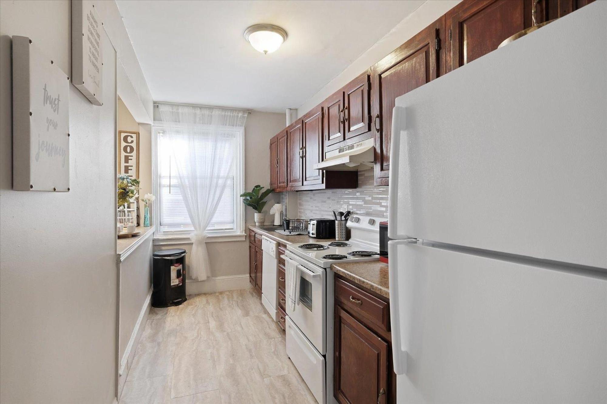 Spacious 3br In Center Apartment *