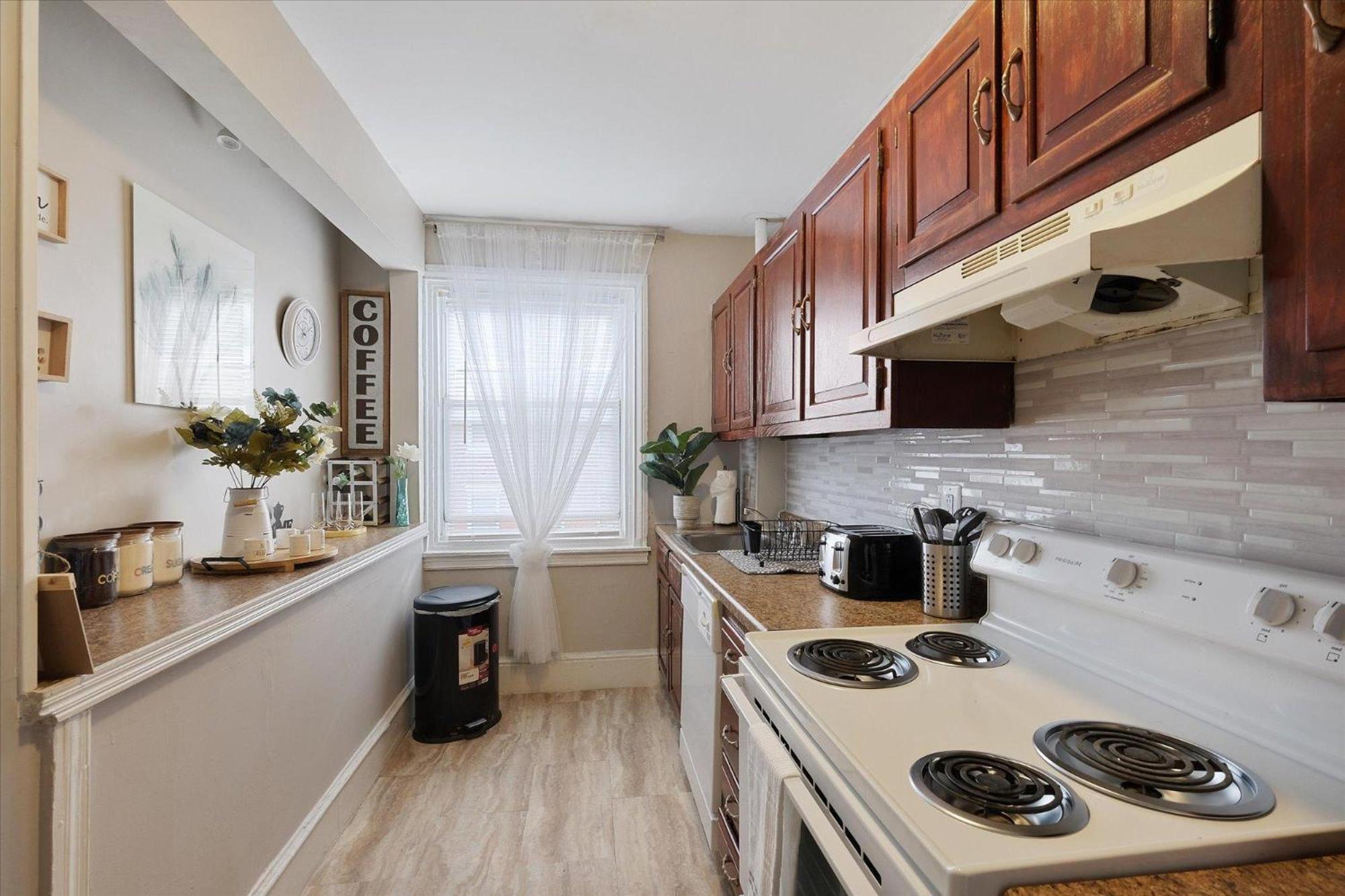 Spacious 3br In Center Apartment *